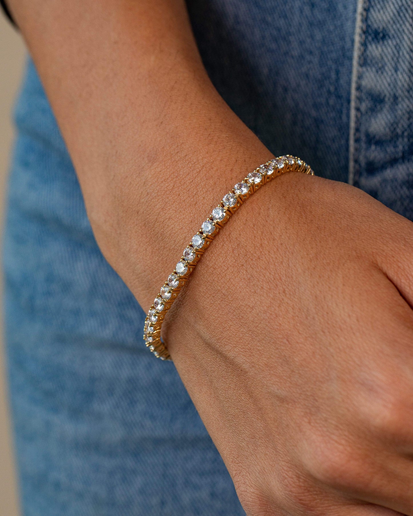 Ari&Lia Delicate Bracelets Curb Bracelet with CZ Bar