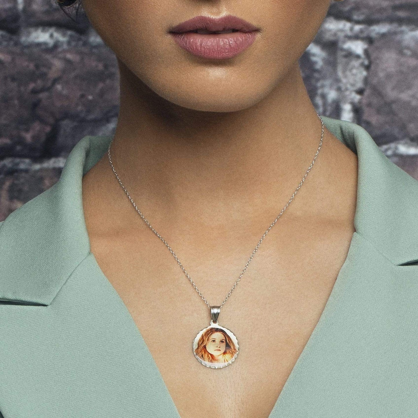 Ari&Lia Picture Pendants Round Picture Pendant With Diamond Cut Edge