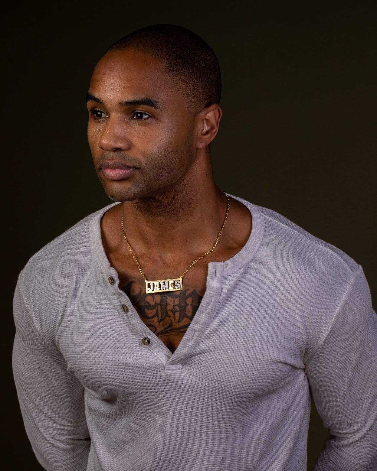 Ari&Lia MENS MENS SINGLE BLOCK NAME NECKLACE WITH CURB CHAIN